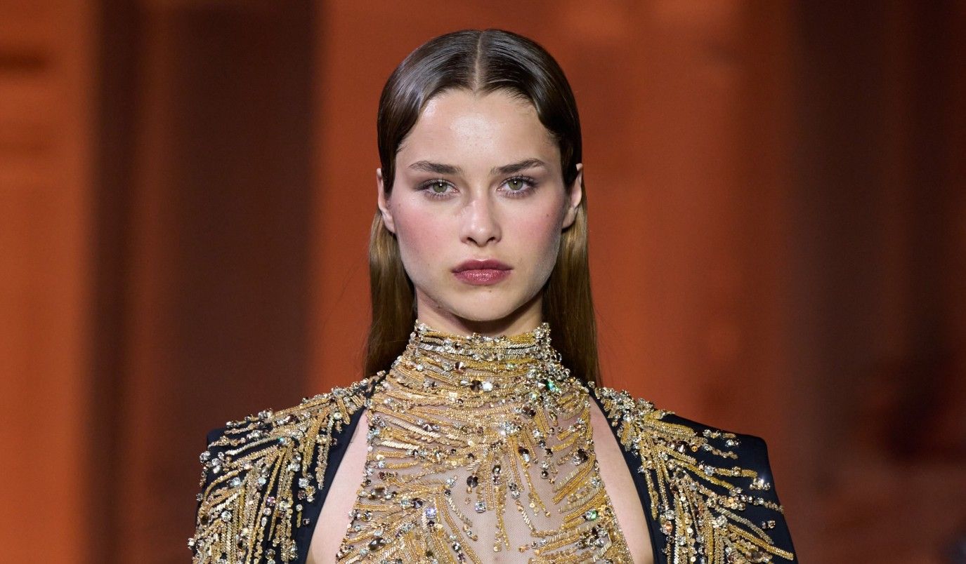 كيف أجعل بشرتي تلمع كالزجاج؟ الدليل الكامل لجمال مشرق يدوم