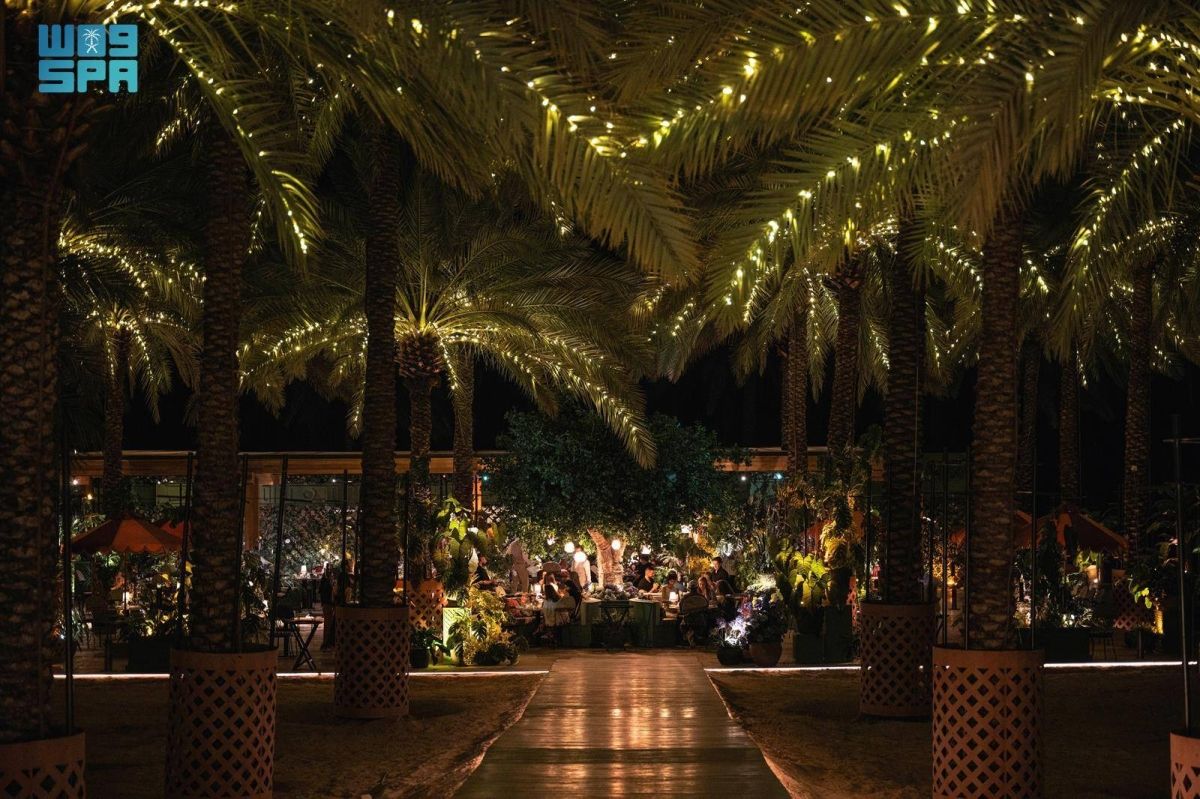 واحات النخيل في العلا تتحول إلى محطات مضيئة للمطاعم العالمية