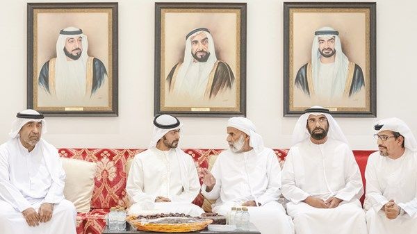 خليفة بن طحنون بن محمد يعزي في وفاة سهيل محمد العامري