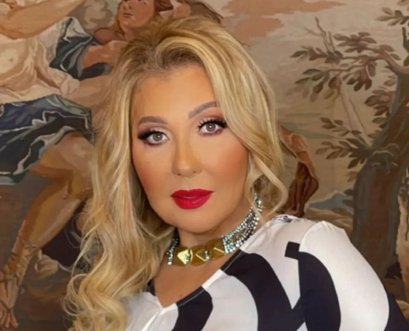 في أحدث ظهور.. نادية الجندي تتألّق بالبدلة الرجالية وهكذا جاءت إطلالتها