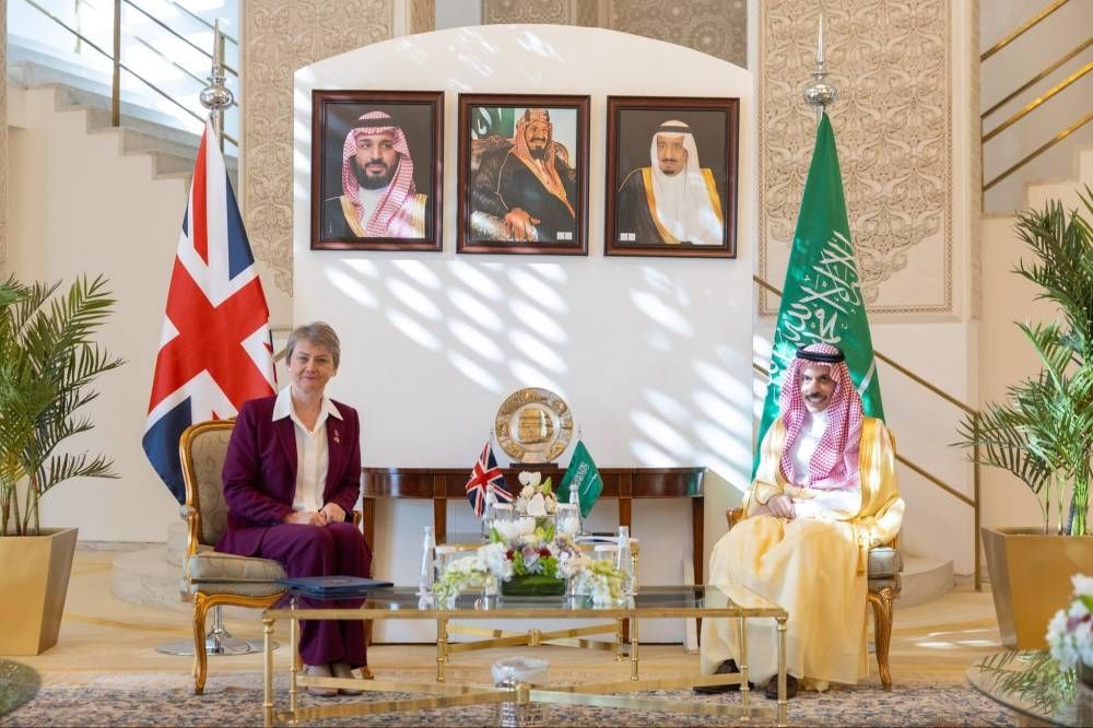 وزير الخارجية ونظيرته البريطانية يبحثان العلاقات الثنائية