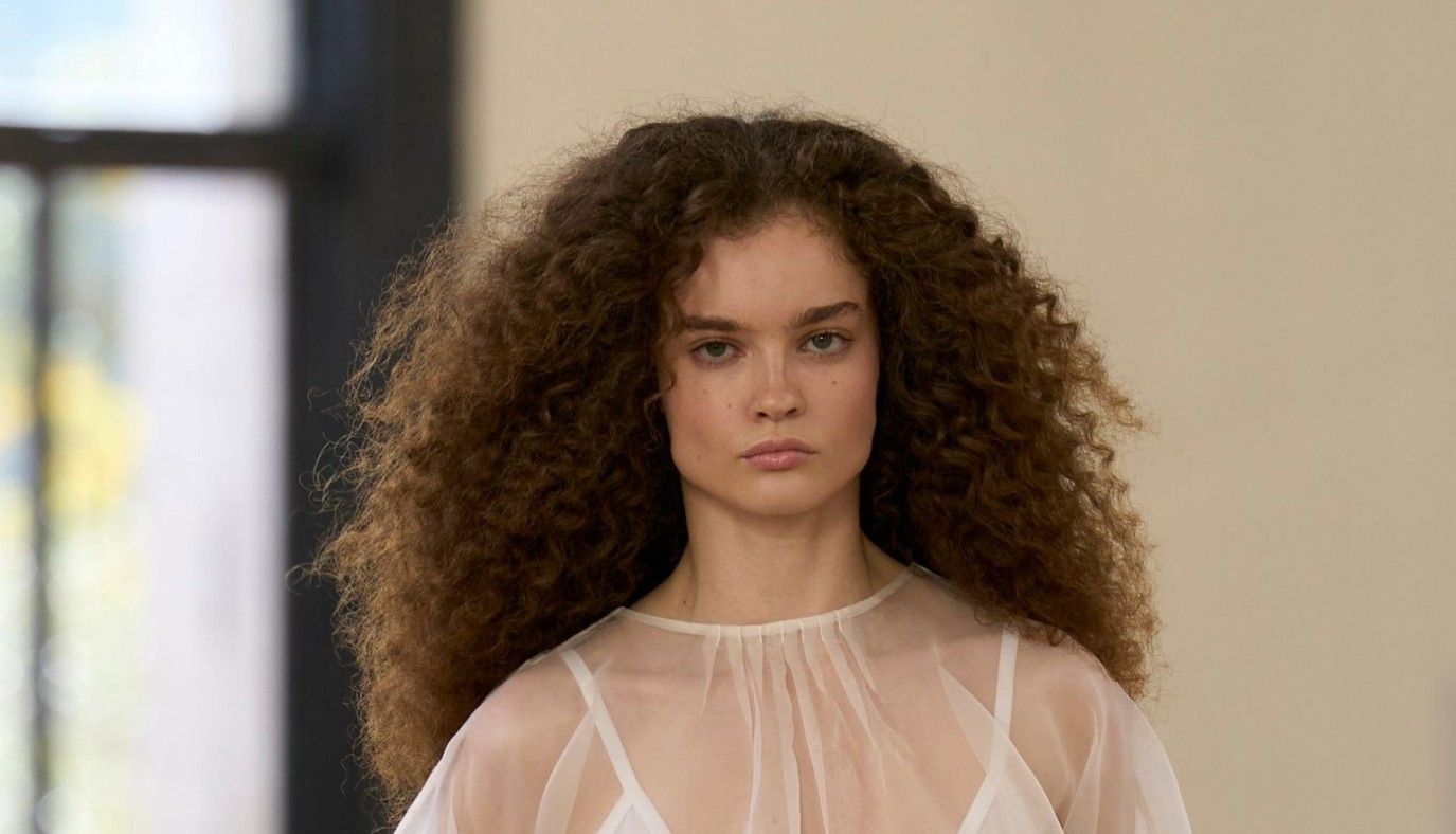 أنواع الشعر الكيرلي للبنات وأجمل الإطلالات المناسبة لكلّ نوع