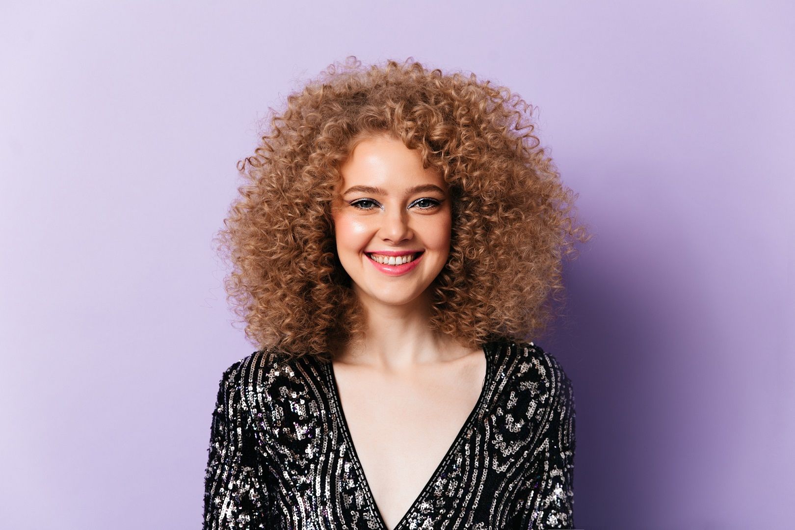 أنواع الشعر الكيرلي للبنات وأجمل الإطلالات المناسبة لكلّ نوع