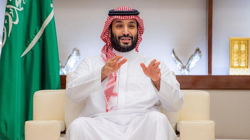 محمد بن سلمان يمنع تجول الأجنبيات بدون عباءة في شوارع السعودية