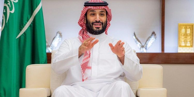 محمد بن سلمان يمنع تجول الأجنبيات بدون عباءة في شوارع السعودية