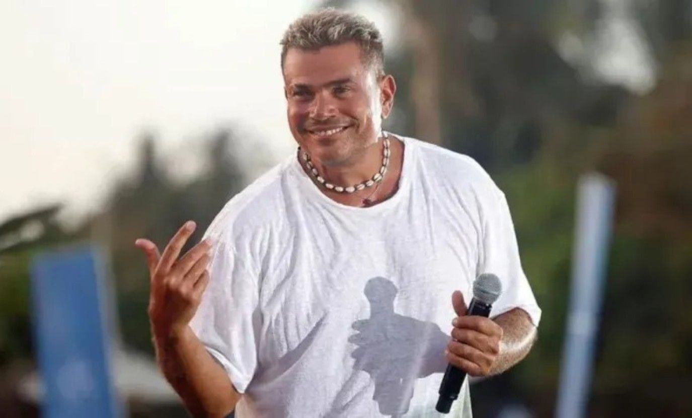 عمرو دياب يشعل حفل دبي بباقة من أغانيه ويحتفي بالمتحف المصري بطريقة خاصة