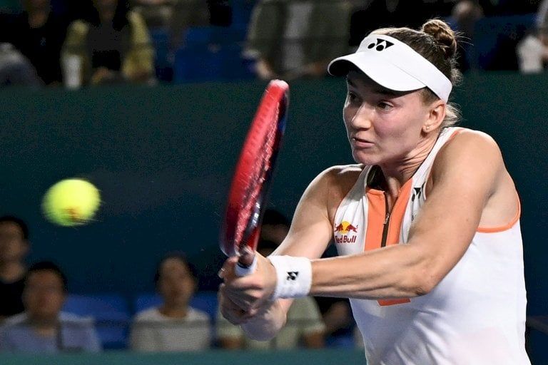 بطولة "دبليو تي أيه": ريباكينا تتفوق على شفيونتيك وتقترب من نصف النهائي