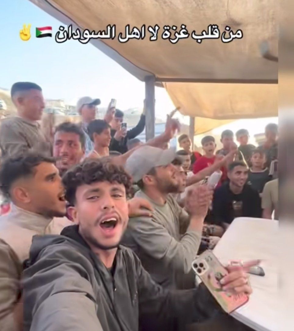 شاهد بالصورة والفيديو.. من قلب “غزة”.. شباب فلسطنيون يدعمون أهل السودان ويتغنون لهم بأغنية مؤثرة
