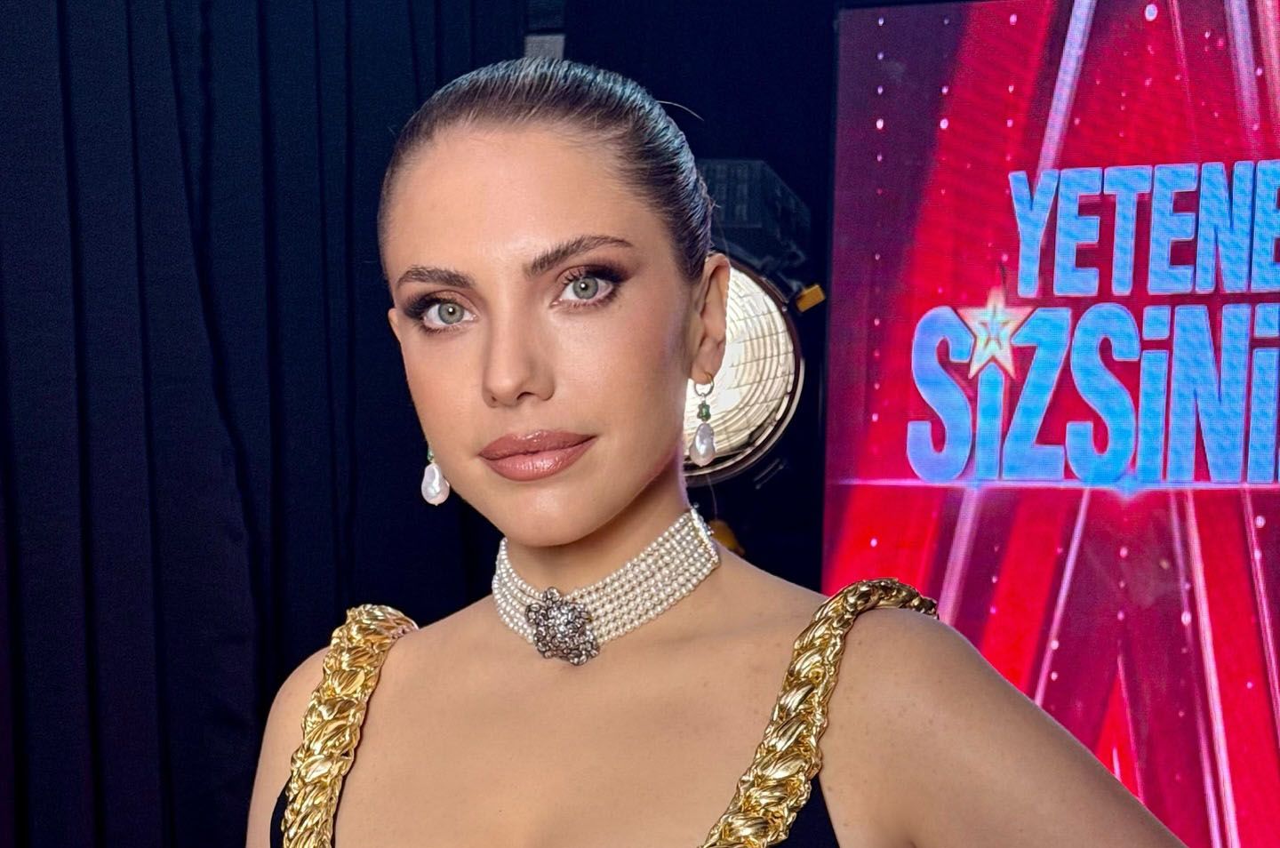 إيدا إيجه نجمة “التفاح الحرام” لم تتمالك دموعها في برنامج شهير بايطاليا