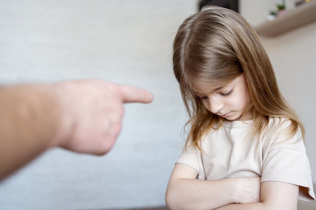 علامات خفية لضعف شخصية طفلك: مَن المسؤول؟ ومتى يقلق الأهل؟