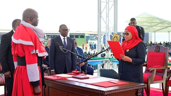 رئيسة تنزانيا تؤدي اليمين خلال مراسم تنصيبها