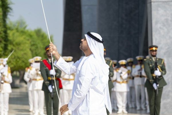 ذياب بن محمد بن زايد يرفع علم الإمارات في واحة الكرامة