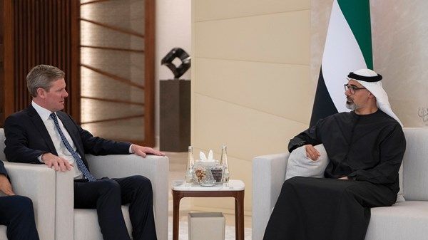 خالد بن محمد بن زايد يلتقي الرئيس التنفيذي لشركة «فيزا»