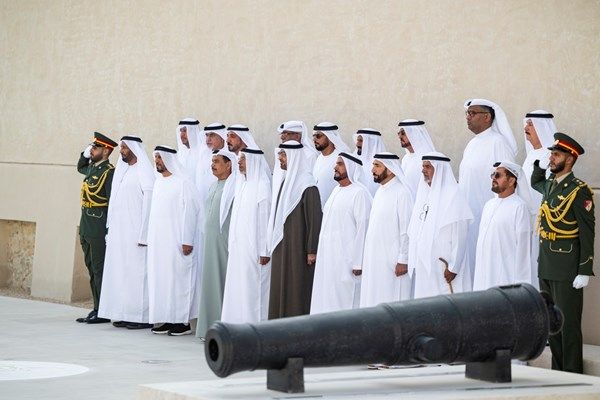 رئيس الدولة يرفع علم الإمارات بمشاركة مجموعة من الضباط المتقاعدين الذين أسهموا في مسيرة الوطن المباركة