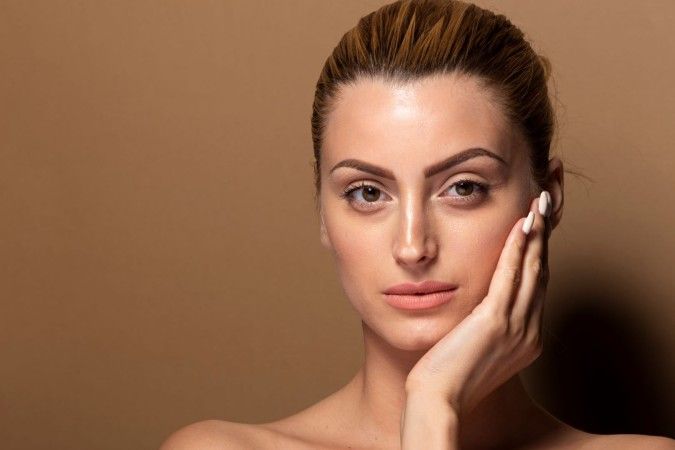 أفضل كريم لتفتيح البشرة السمراء بسرعة: أسرار التركيبة والنتائج السريعة