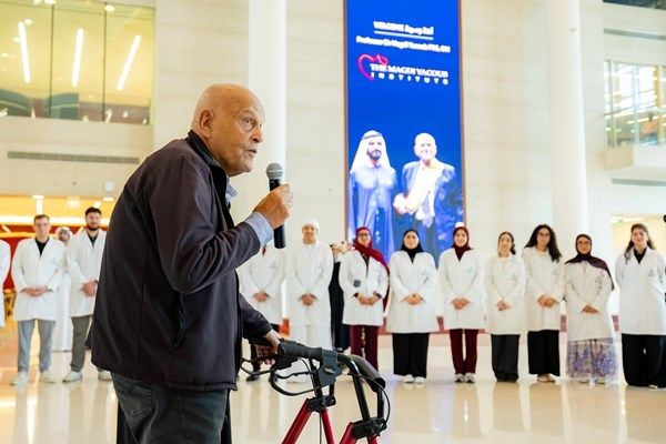 "دبي الصحية" تستقبل مجدي يعقوب جراح القلب العالمي