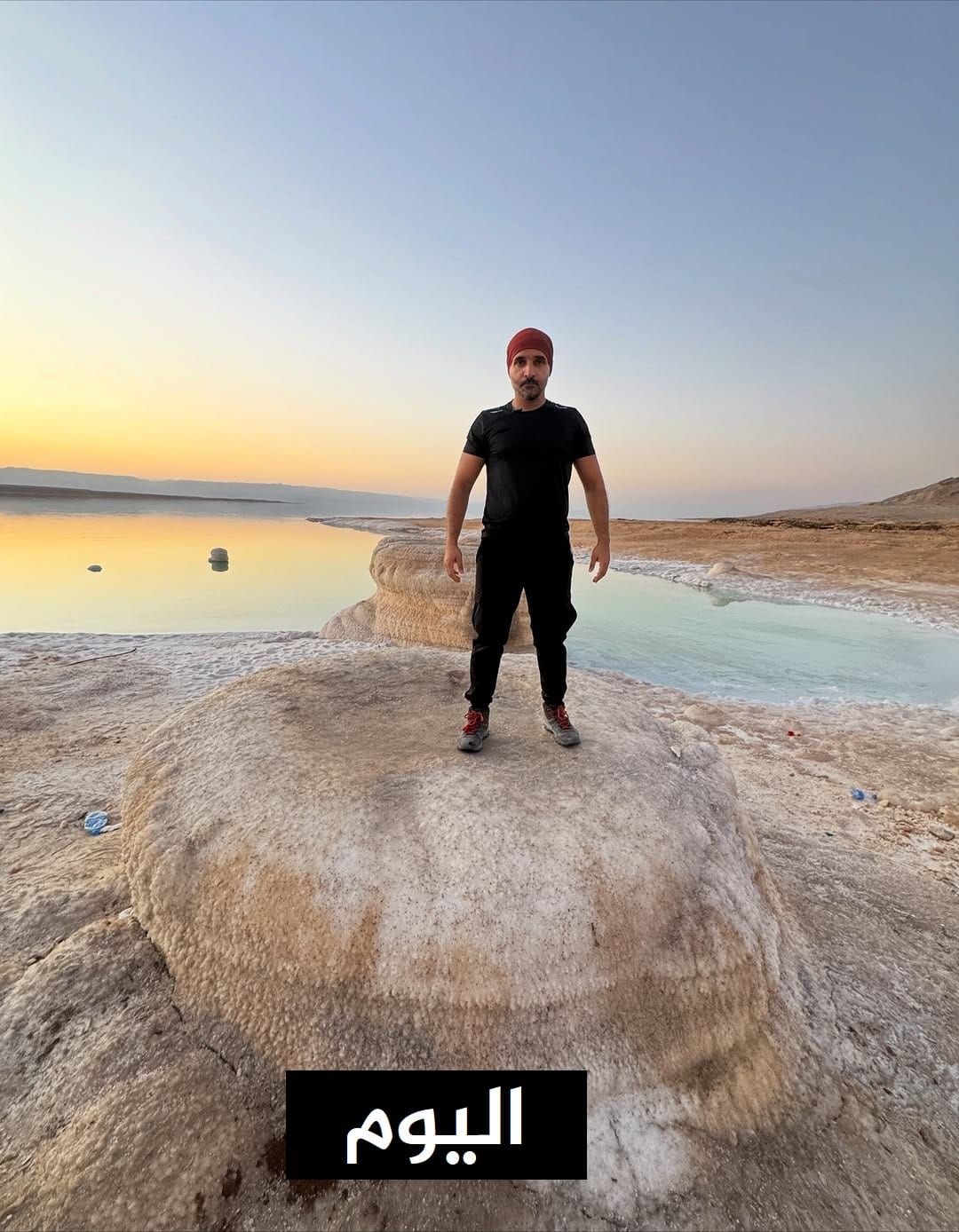 «الفرق بينهما عام».. أردني يوثق صورتين لمنسوب المياه في البحر الميت بعد انحسارها وظهور قوالب الملح