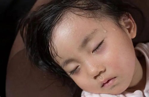 ما أسباب التعرّق عند الأطفال والأغذية التي يجب أخذها بعين الاعتبار؟ طبيب يجيب