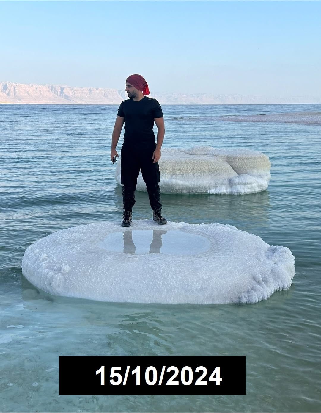 «الفرق بينهما عام».. أردني يوثق صورتين لمنسوب المياه في البحر الميت بعد انحسارها وظهور قوالب الملح