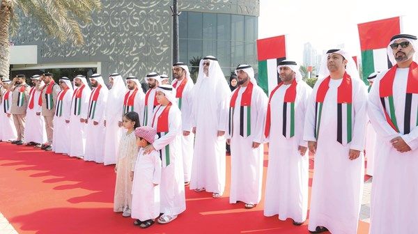 ولي عهد الشارقة وسلطان بن أحمد القاسمي يشهدان مراسم يوم العلم