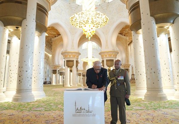 رئيس فيجي يزور جامع الشيخ زايد الكبير في أبوظبي