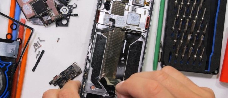 تكنولوجيا: تفكيك هاتف RedMagic 11 Pro يكشف نظام التبريد السائل من الداخل