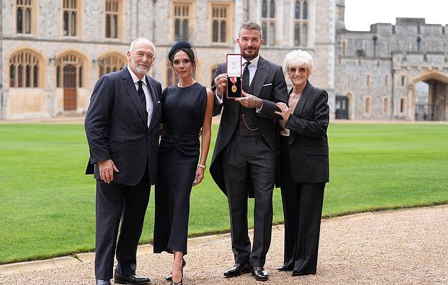 بالفيديو والصور- ديفيد بيكهام يحتفل بتكريمه وسط غياب مؤلم لابنه بروكلين