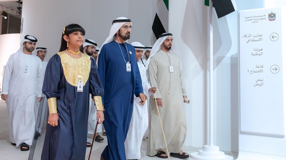 محمد بن راشد يتفقد معرض «نبض الوطن»