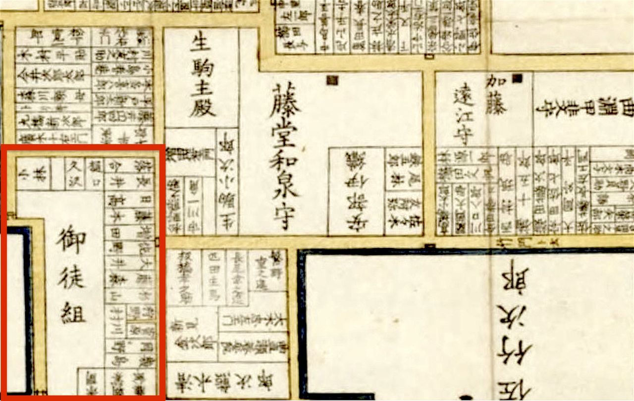 مكان إقامة جماعة ساموراي أوكاتشي المذكورة في ”خرائط إيدو المصوَّرة، منطقة شيتاماتشي“. المكان الذي كُتبت فيه عبارة ”جماعة أوكاتشي“ بخط كبير هو الفناء الداخلي، ويُعتقد أنهم كانوا يزرعون فيه زهور أساغاو (نجمة الصباح). المصدر: أرشيف مكتبة البرلمان الوطنية