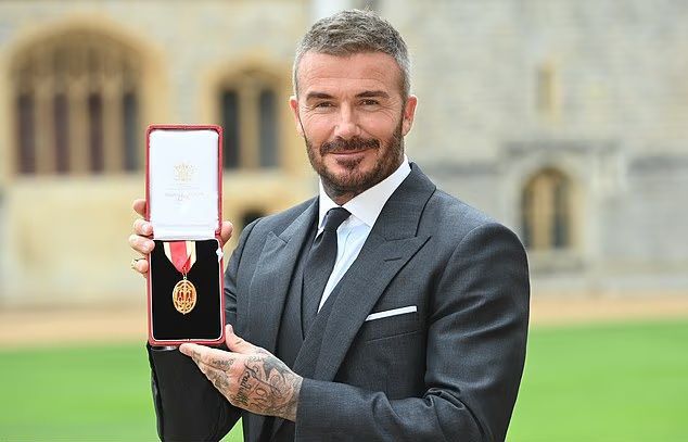 بالفيديو والصور- ديفيد بيكهام يحتفل بتكريمه وسط غياب مؤلم لابنه بروكلين