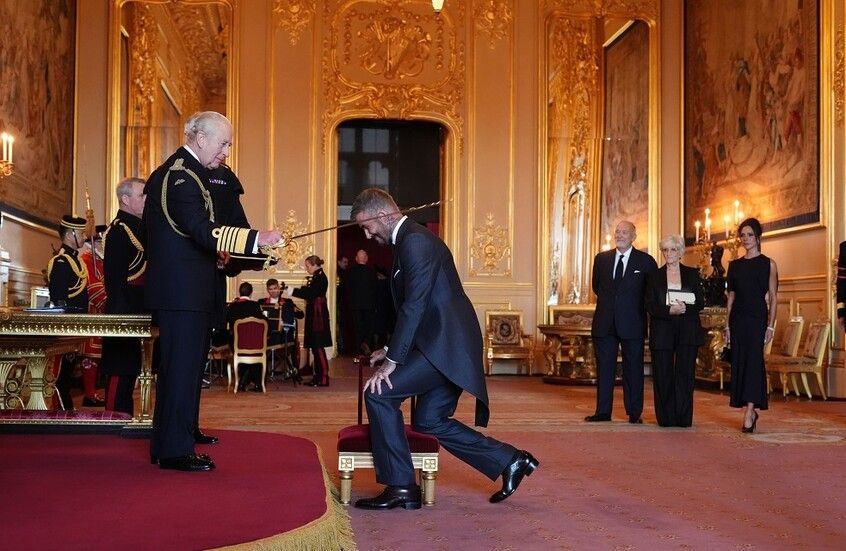 رسميا.. ديفيد بيكهام يحصل على لقب “السير” بعد تسلمه وسام الفارس من ملك بريطانيا (فيديو)