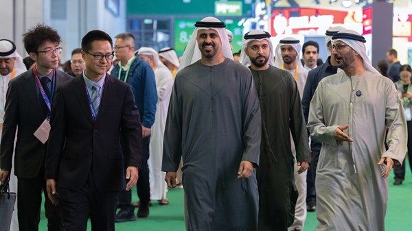 ذياب بن محمد بن زايد يقوم بجولة في أجنحة معرض الصين الدولي للاستيراد 2025 في شنغهاي