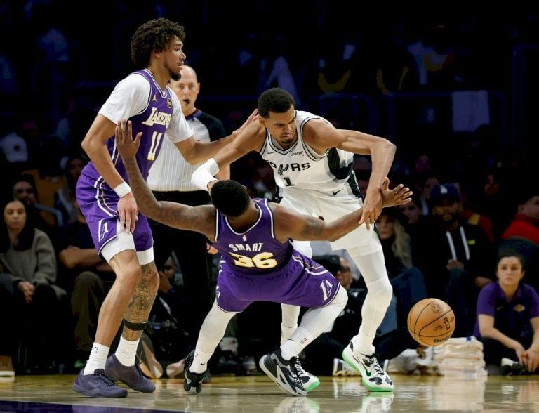 أن بي ايه: خسارة أولى لحامل اللقب ودونتشيتش يتعملق أمام ويمبانياما