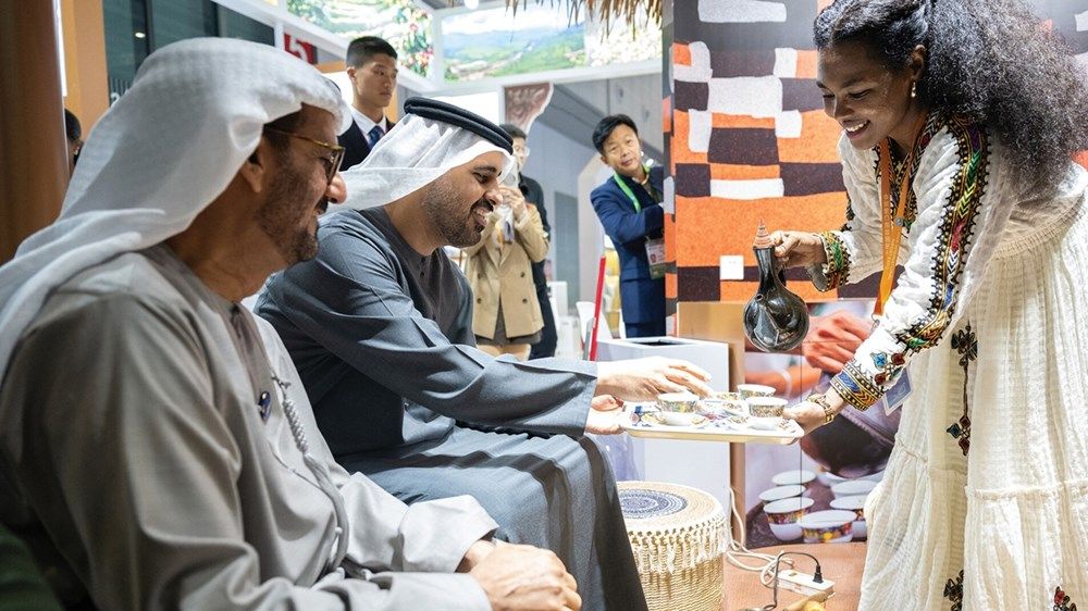 ذياب بن محمد بن زايد يقوم بجولة في أجنحة معرض الصين الدولي للاستيراد 2025 في شنغهاي