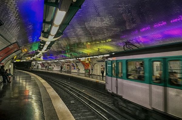 نهاية حقبة تذاكر المترو الورقية في باريس بعد 125 عاماً من الخدمة