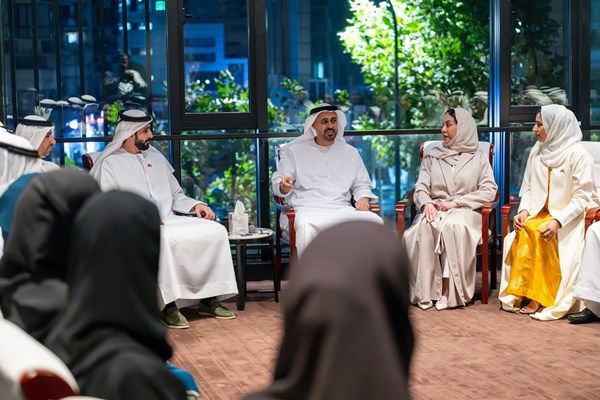 ذياب بن محمد بن زايد يلتقي المشاركين في البرنامج التنفيذي الأول للقادة الإماراتيين من الصف الثاني في الصين