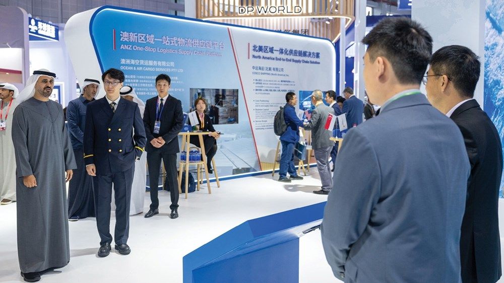 ذياب بن محمد بن زايد يقوم بجولة في أجنحة معرض الصين الدولي للاستيراد 2025 في شنغهاي