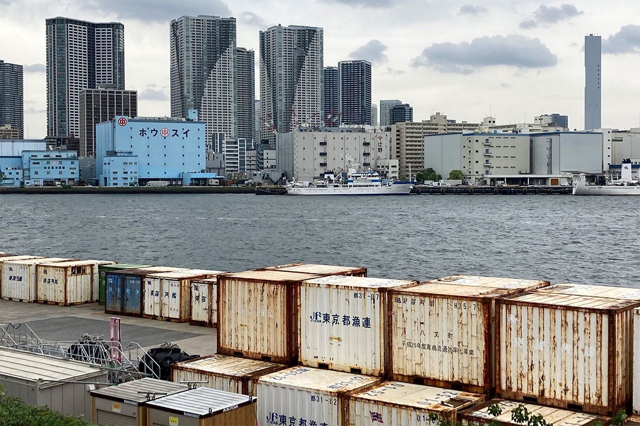 من رصيف تاكيشيبا، يُمكن للمرء رؤية الجزر الاصطناعية التي تملأ خليج طوكيو (© غياني سيمون)