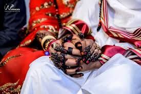 شاهد بالفيديو.. عريس سوداني يحمل عروسه ويطوف بها حول النساء وساخرون: (شيل يا طويل العمر شيل)