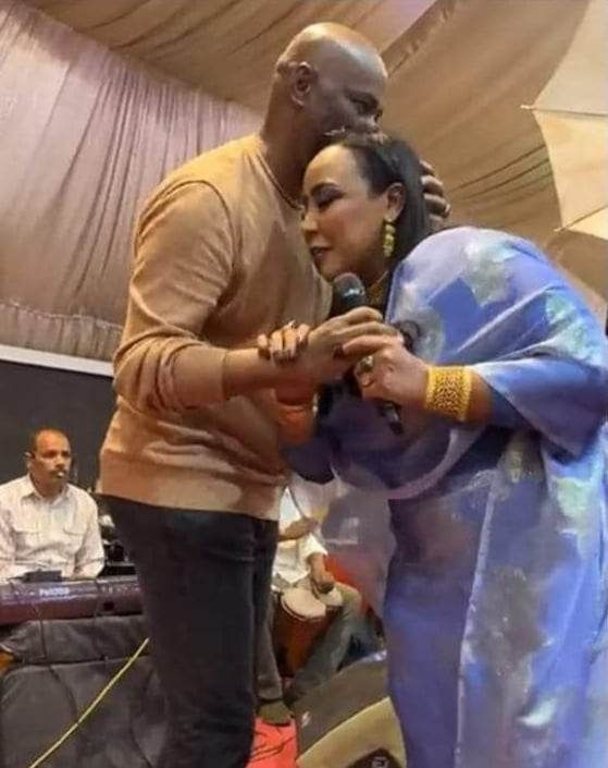 شاهد بالفيديو.. كبار المطربين بقيادة ترباس والبنا وفرفور والسلطانة يغنون في حفل زواج نجل فنان مخضرم بالقاهرة