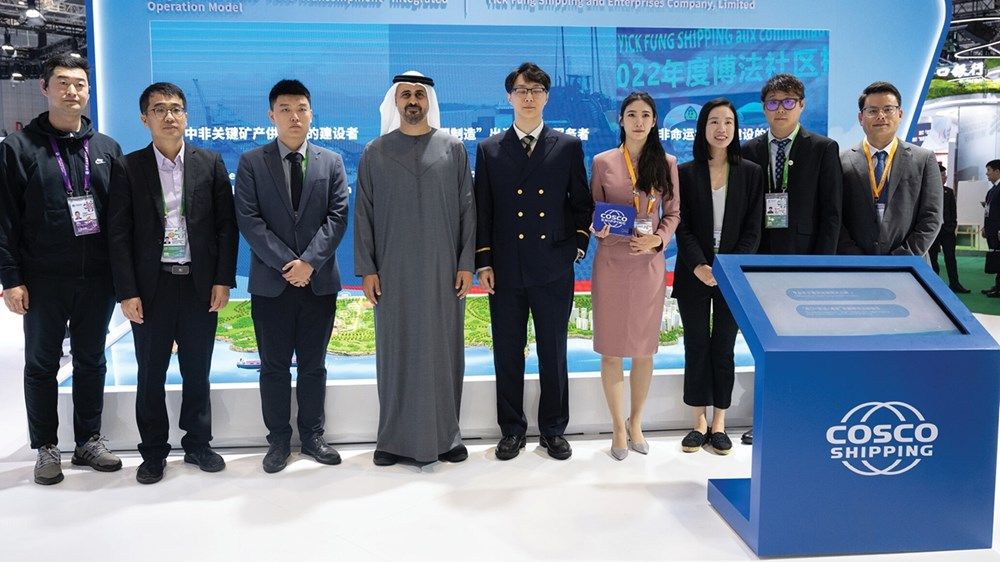 ذياب بن محمد بن زايد يقوم بجولة في أجنحة معرض الصين الدولي للاستيراد 2025 في شنغهاي