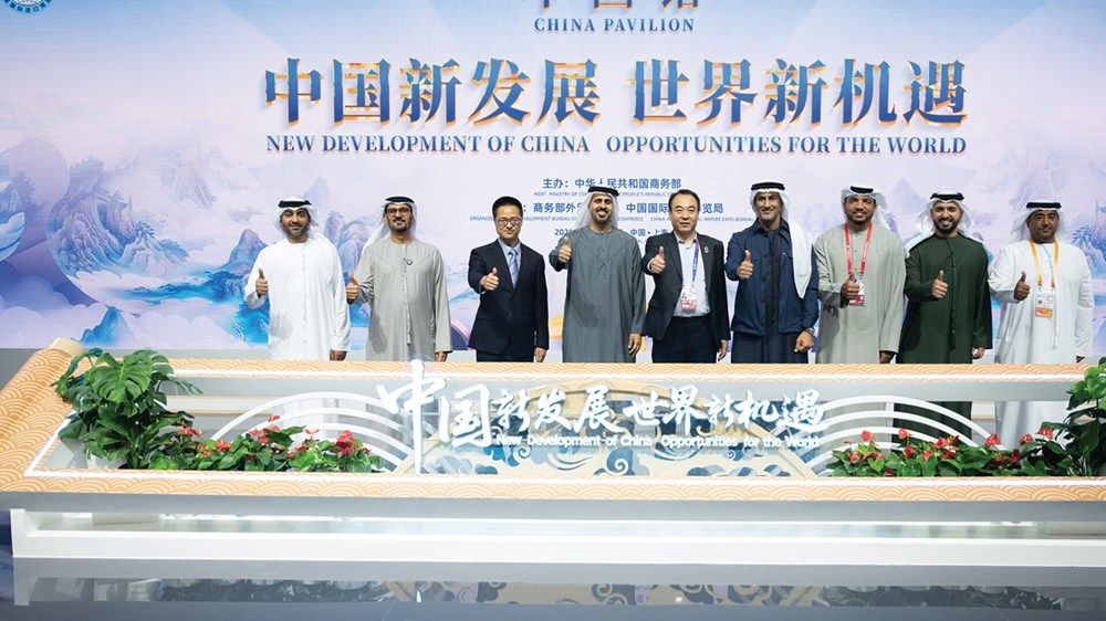 ذياب بن محمد بن زايد يقوم بجولة في أجنحة معرض الصين الدولي للاستيراد 2025 في شنغهاي