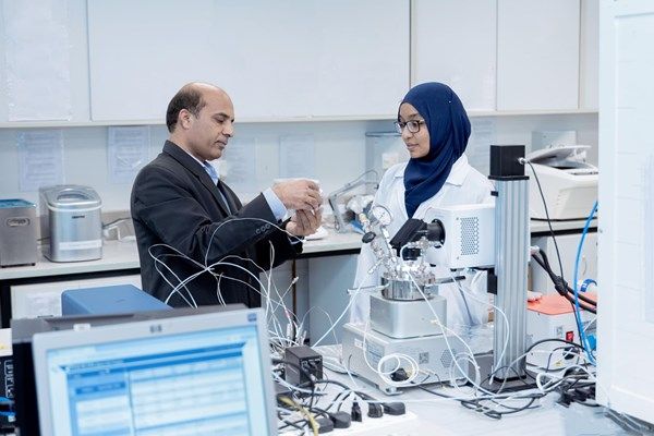 جامعة الإمارات تسجل براءة اختراع لمركب جرافيتي مستخلص من شراب التمر