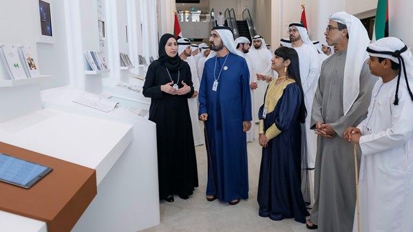 محمد بن راشد يطلع على الجدارية الإحصائية لدولة الإمارات