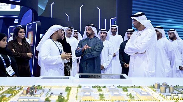 سيف بن زايد يزور «أديبك 2025» ويشيد بحلول الطاقة المستدامة والابتكار التقني