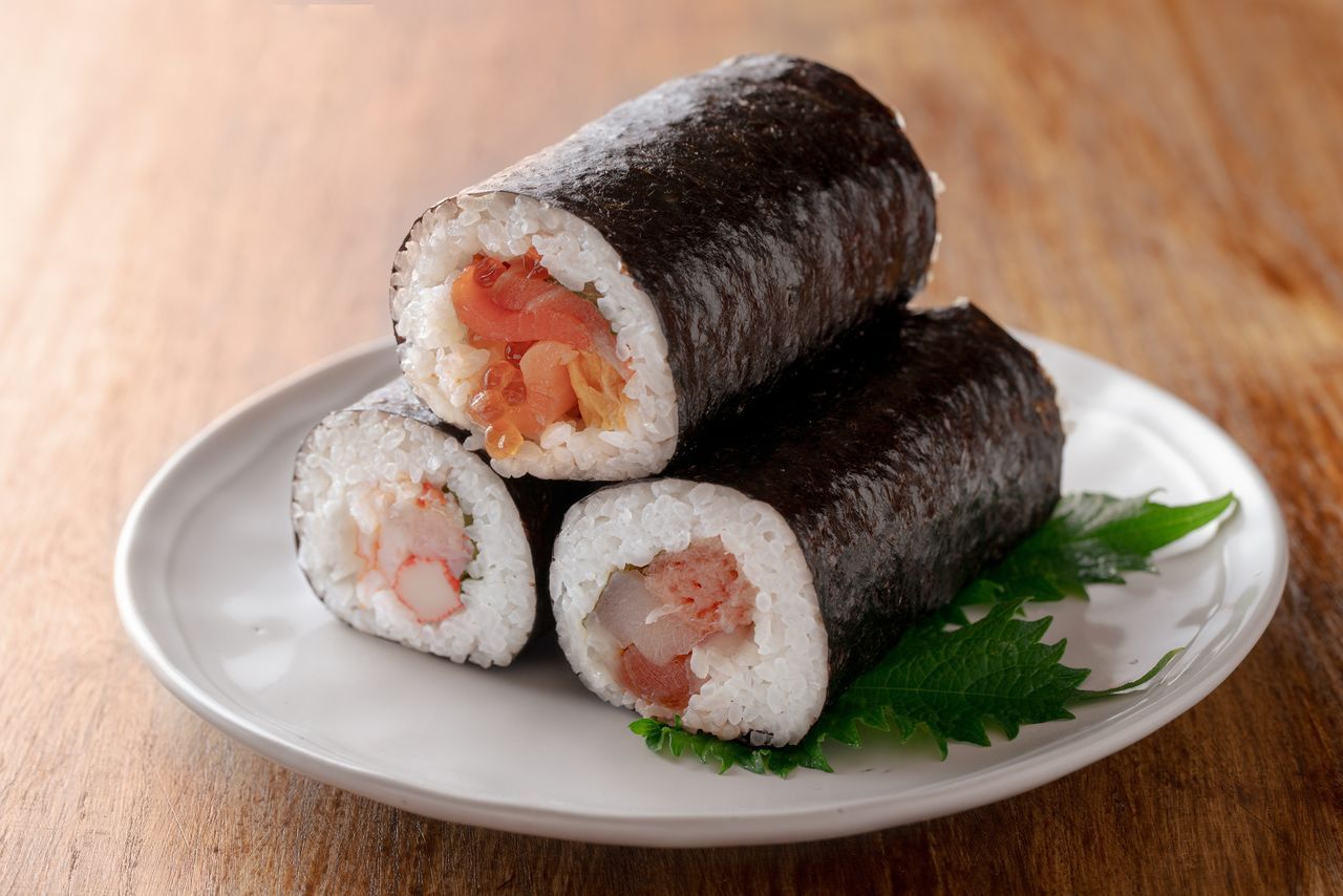 أنواع مختلفة من لفائف الـ ”إهوماكي“. (© بيكستا)