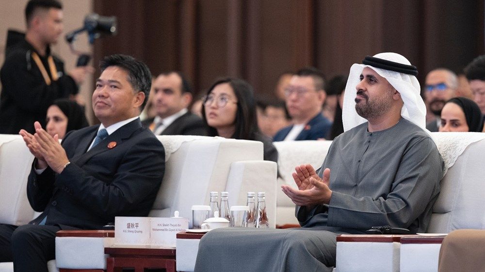 ذياب بن محمد بن زايد يحضر المؤتمر الصيني الإماراتي للتعاون الاقتصادي والتجاري في شنغهاي