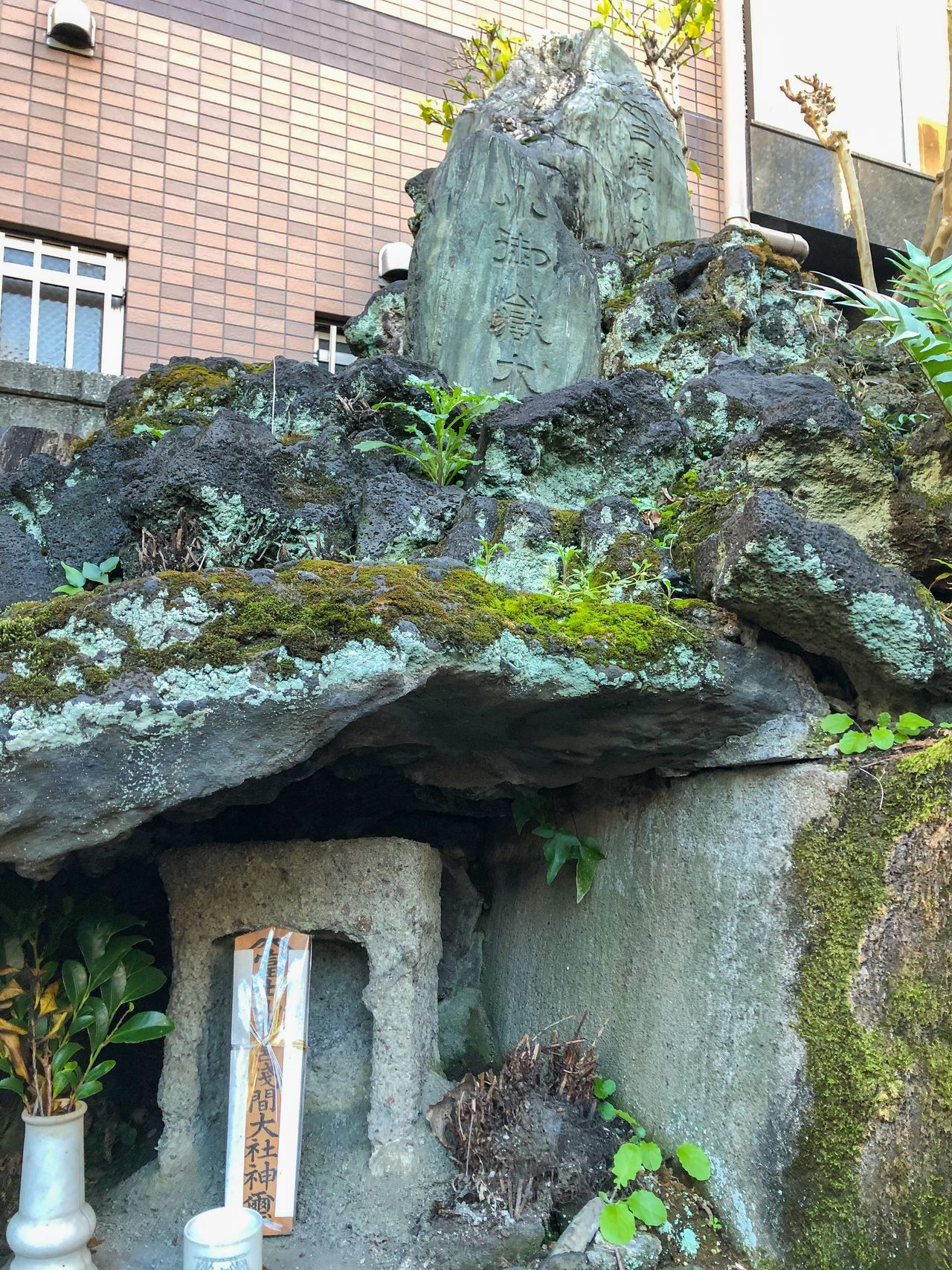 تل فوجي دزوكا في ضريح ياناغيموري مصنّف كتراث ثقافي في حي تشيودا (© بيكستا)