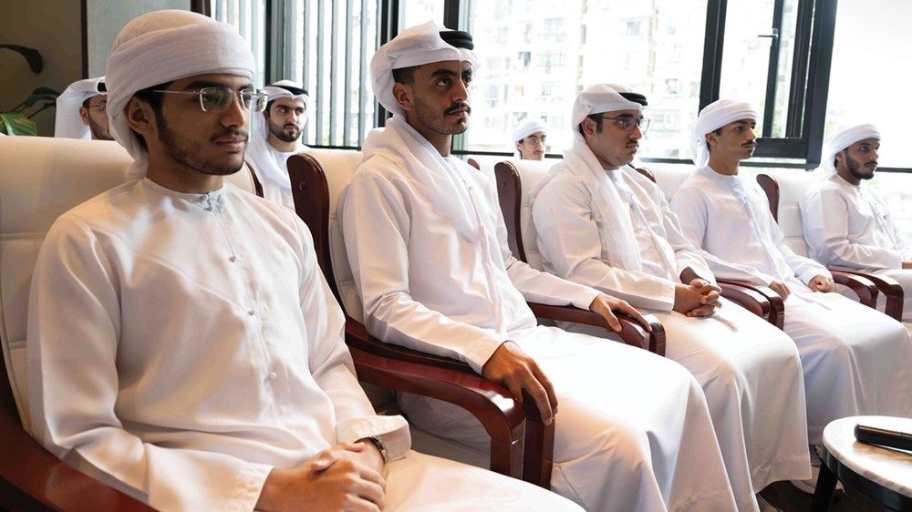 ذياب بن محمد بن زايد يلتقي طلبة إماراتيين مُبتعَثين في الجامعات الصينية