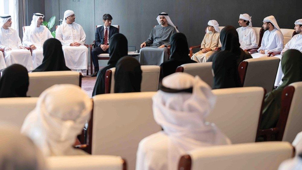 ذياب بن محمد بن زايد يلتقي طلبة إماراتيين مُبتعَثين في الجامعات الصينية